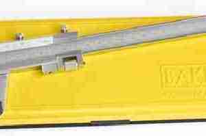 CALIBRADOR PIE DE REY DE 0 A 200 MM, MARCA: BAKER, MODELO: VC-20